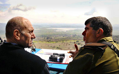 Der israelische Premier Ehud Olmert (l.) mit Gabi Aschkenasi, Ge... Der israelische Premier Ehud Olmert (l.) mit Gabi Aschkenasi, Ge...