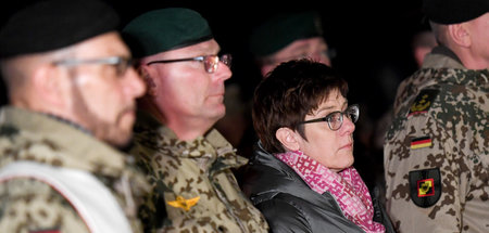 Annegret Kramp-Karrenbauer (CDU) beim Truppenbesuch am Montag in