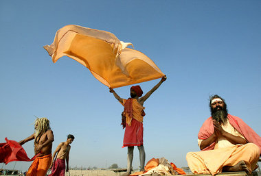 Totenzeremonie am Ganges mit betendem Sadhu (Wanderasket, rechts...