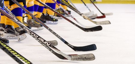 Bald auch in Ihrem Fußballstadion? Die zweite Eishockeyliga wirb...