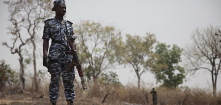 Nigerianischer Sicherheitsbeamter (Janjala, 24.2.2017)