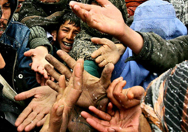 14. Februar 2008, Kabul: Lebensmittelverteilung. Der Winter in A