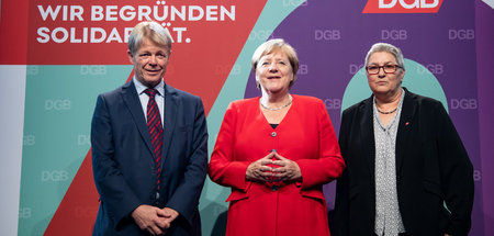 Kanzlerin Angela Merkel (M., CDU), DGB-Chef Reiner Hoffmann und ...