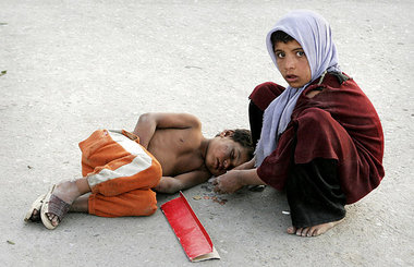 22. Juni 2007, Kabul: Bettelnde Kinder. Die Schwester nimmt ihre...