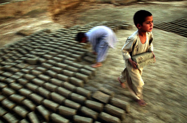 5. August 2004, Kabul: Kinderarbeit ist in Afghanistan üblich. D...