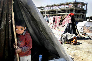 28. Februar 2008, Kabul: Ein Flüchtlingskind aus Pakistan in ein...