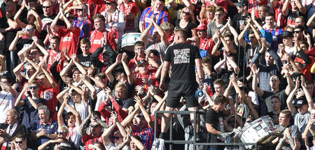 Und immer wieder Neonazis unter den Cottbusser Fans Und immer wieder Neonazis unter den Cottbusser Fans