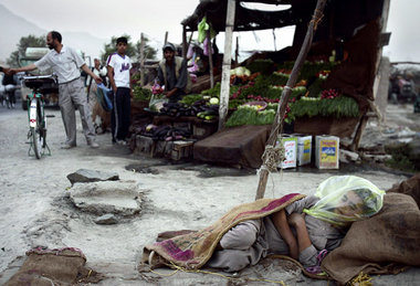 27. August 2006, Kabul: Um sich beim Schlafen vor Sand zu schütz...