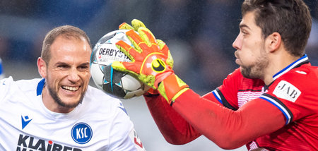 Bielefelds Torwart Stefan Ortega (r.) schnappt sich den Ball vor...