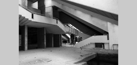 Die Pyramide: 1987 zu Ehren Hoxhas erbaut, beherbergte es zwisch...