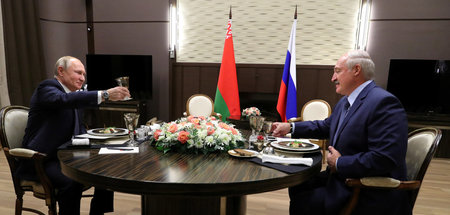 Wladimir Putin (l.) und Alexander Lukaschenko beim Abendessen na...