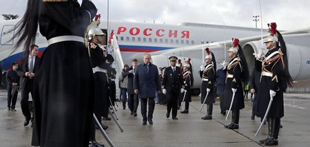Russlands Präsident Wladimir Putin (M.) bei seiner Ankunft auf d...
