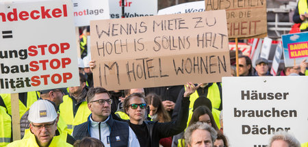 Satiredemonstranten fielen beim Protest gegen den Mietendeckel k...