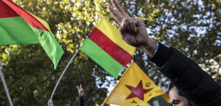 Demonstration gegen den Angriff der Türkei in Rojava (Berlin, 26...
