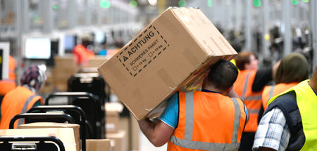 Harte Arbeit, schlechte Bezahlung: Alltag in den Amazon-Lagern (...