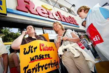 Wie hier am Freitag in Berlin-Wilmersdorf kämpfen Verkäuferinnen... Wie hier am Freitag in Berlin-Wilmersdorf kämpfen Verkäuferinnen...