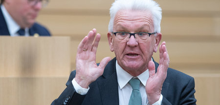 Bleibt mir weg mit dem Zeug: Winfried Kretschmann am Mittwoch im... Bleibt mir weg mit dem Zeug: Winfried Kretschmann am Mittwoch im...