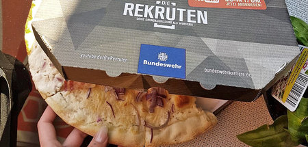 Getarnte Botschaft: Erst die Pizza essen und dann ab zur Bundesw... Getarnte Botschaft: Erst die Pizza essen und dann ab zur Bundesw...