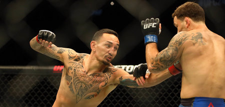 »Krieger im Käfig«: Max Holloway (l.) und Frankie Edgar (27.7.20... »Krieger im Käfig«: Max Holloway (l.) und Frankie Edgar (27.7.20...