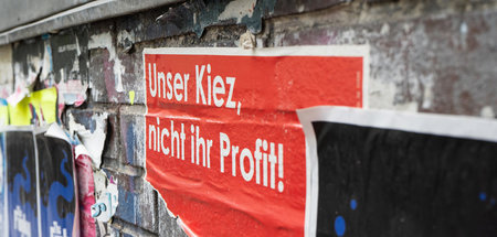 Poster an einer Hauswand in Berlin-Kreuzberg: »Wohnungslos« Poster an einer Hauswand in Berlin-Kreuzberg: »Wohnungslos«