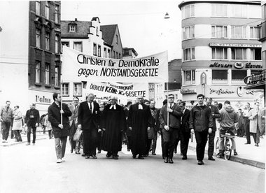 7. Mai 1968: Protestmarsch evangelischer Pfarrer gegen die Notst...