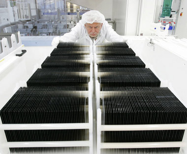 Durch die Massenproduktion von Hightech-Solarzellen, wie hier be... Durch die Massenproduktion von Hightech-Solarzellen, wie hier be...