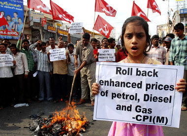 Hyderabad/Indien, 4. Juni: Demonstranten der Kommunistischen Par... Hyderabad/Indien, 4. Juni: Demonstranten der Kommunistischen Par...