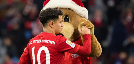 »Ausnahmespieler«: Philippe Coutinho mit Berni, dem Maskottchen ...