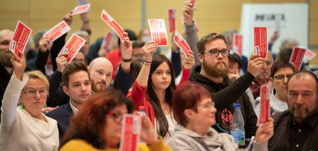 Die rote Karte bitte: Delegierte des Linke-Landesparteitages bei...