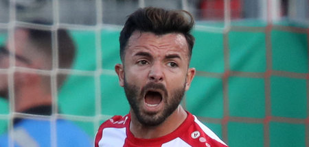 Der Würzburger Albion Vrenezi jubelt über seinen Treffer zum 2:2...
