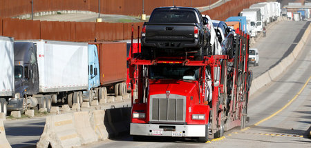 In Mexiko gebaut, in die USA verkauft: Lkw transportiert Fahrzeu...