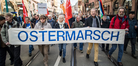 Demonstranten auf dem Weg zur Abschlusskundgebung der Ostermärsc...