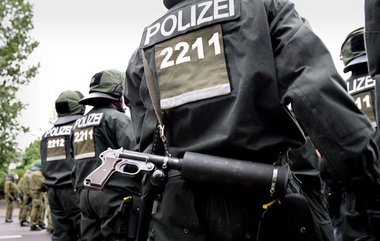 Berliner Bereitschaftspolizisten beim Anti-G-8-Protest in Rostoc... Berliner Bereitschaftspolizisten beim Anti-G-8-Protest in Rostoc...