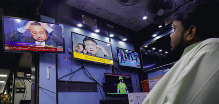 Die Menschen in Pakistan verfolgten am Dienstag Medienberichte, ... Die Menschen in Pakistan verfolgten am Dienstag Medienberichte, ...