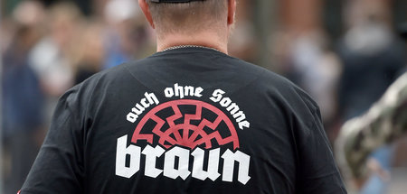 Keine weiteren Fragen: Teilnehmer einer Neonazi-Kundgebung in Mö... Keine weiteren Fragen: Teilnehmer einer Neonazi-Kundgebung in Mö...