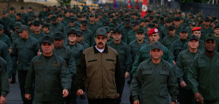 Die Bolivarischen Streitkräfte hinter sich: Venezuelas Präsident...
