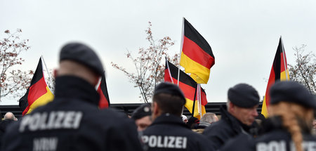 Nordrhein-Westfalen, Duisburg: Polizisten sichern am 17. Novembe...