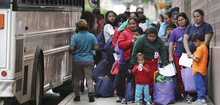 Aus der Haft entlassen: Migranten aus Mittelamerika an einer Bus