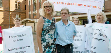 Die Ärztinnen Bettina Gaber (l.) und Verena Weyer vor dem Berlin... Die Ärztinnen Bettina Gaber (l.) und Verena Weyer vor dem Berlin...