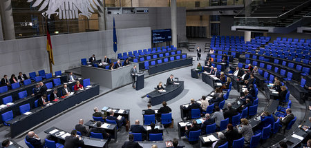Vor leeren Bänken: Szene aus dem Bundestag