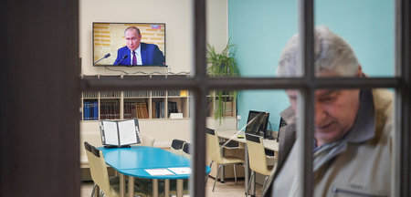 Ein Fernseher in einer Bibliothek in Kaliningrad zeigt die Press...