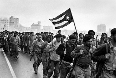 Mobilisierung mit Fahnen auf der Uferpromenade von Havanna, 1961...