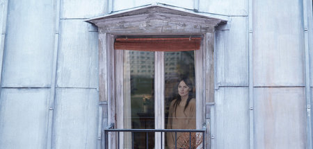 Verlorener Blick aus dem Fenster: Mélanie (Ana Girardot) hat Lie... Verlorener Blick aus dem Fenster: Mélanie (Ana Girardot) hat Lie...
