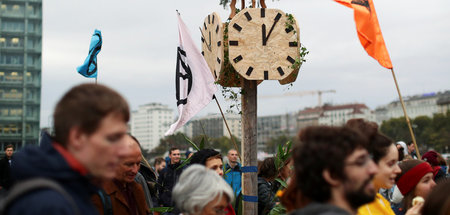 Klimaschutzaktivisten blockieren eine Straße im Zuge einer Prote...