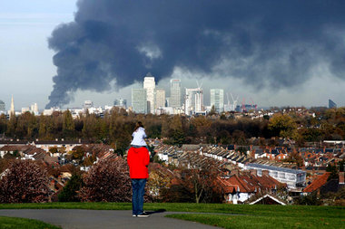 Dunkle Wolken über London nach einem Lagerhausbrand im November....