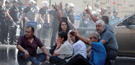 Proteste in Diyarbakir gegen die Absetzung von kurdischen Bürger...