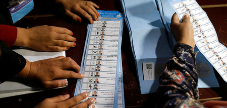 Mitarbeiter der afghanischen Wahlkommission zählen in Kabul Stim...