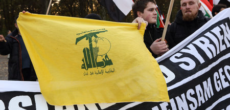 Hisbollah-Flagge bei einer Demonstration in Berlin