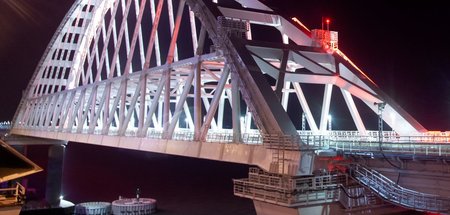 Die neueröffnete Krim-Brücke bei Nacht (25.12.2019)