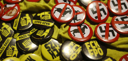 Anti-FPÖ-Buttons, die bei einer Demonstration in Wien angeboten ...